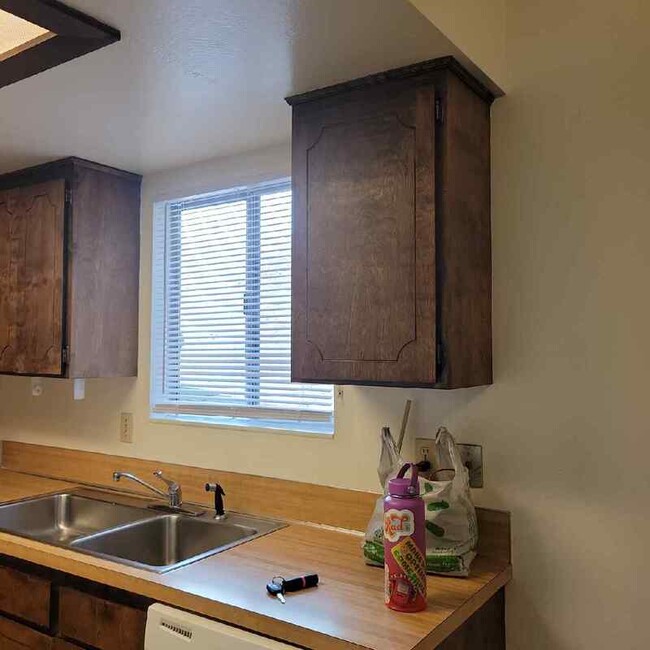 Building Photo - 400 NW Elm St