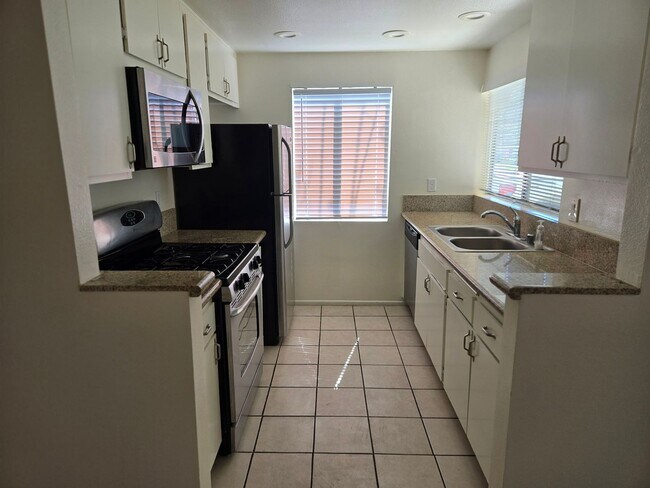 Building Photo - Lovely Ground Level 1 Bedroom 1 Bathroom In Irvine