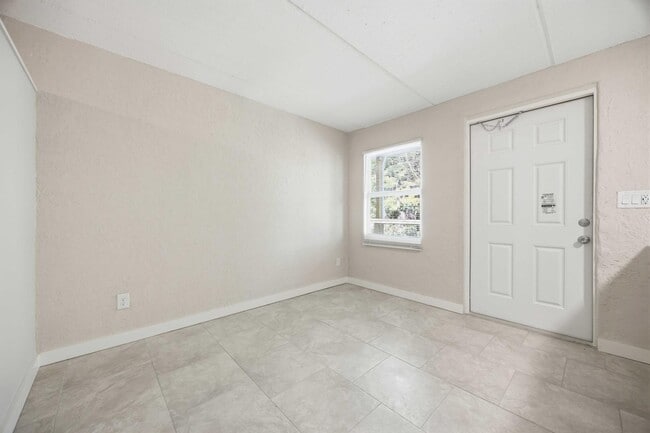 Building Photo - 421 Grapefruit Ave