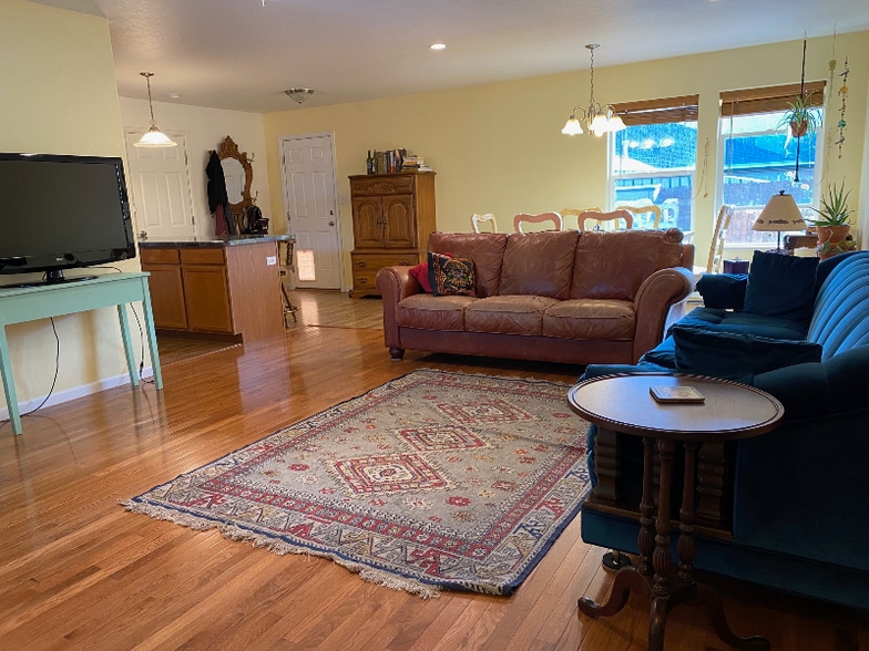 Building Photo - 883 Vineyard Ave