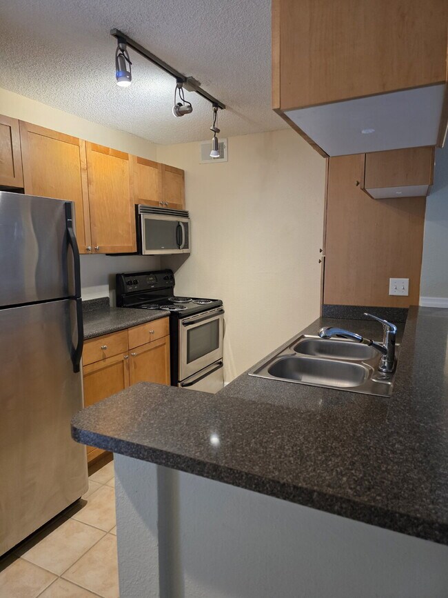 Building Photo - 1 bedroom condo in The Fountains at Countr...