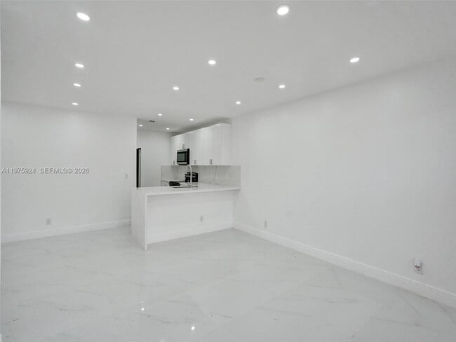 Building Photo - 10051 Winding Lake Rd