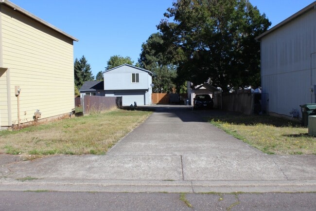 Building Photo - 4 BR, 2 1/2 BA home with fenced yard in qu...