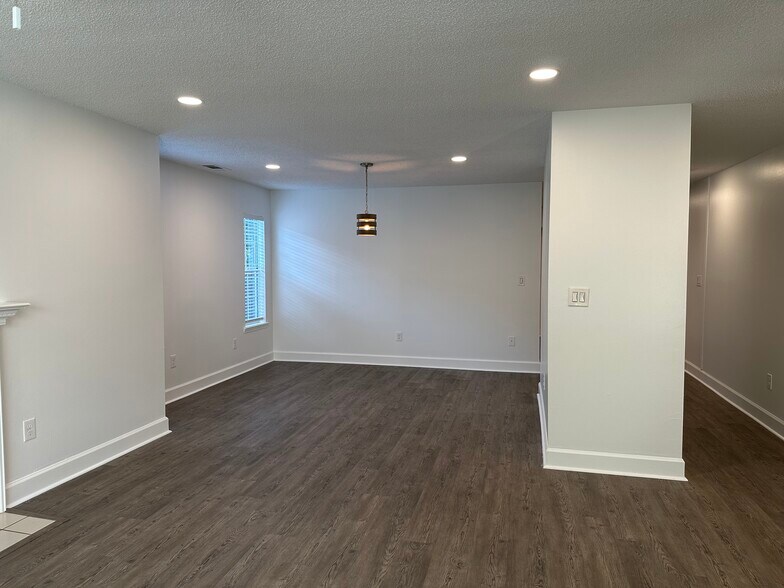 Building Photo - 8 Saint Ives Dr