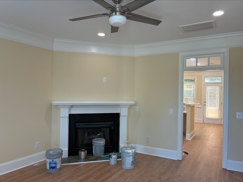 Building Photo - Room in Townhome on Windermere Dr