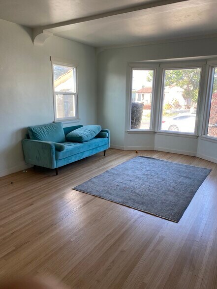 Living room - 9231 S Harvard Blvd