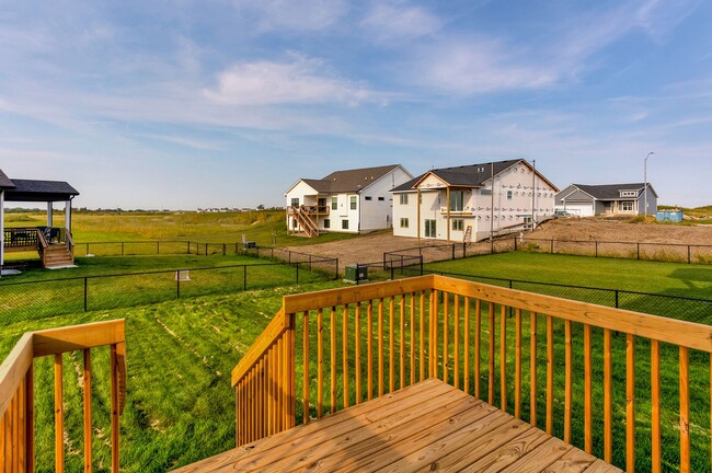 Building Photo - "Prime Living: A Spacious Haven with Fence...