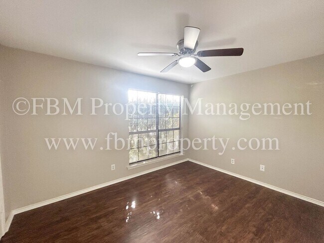 Building Photo - 701-703 Hillcrest Ct