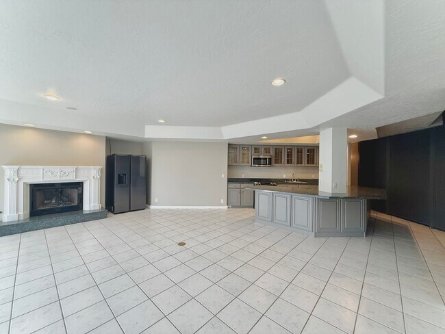 Building Photo - Garden Level in Luxury Home Available Now