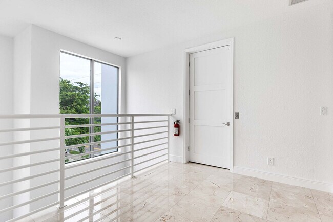 Building Photo - 1412 SE 2nd St