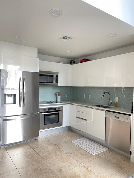 Building Photo - 1050 Brickell Ave