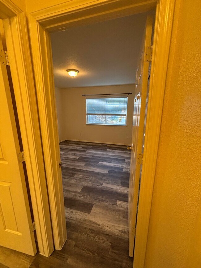 Building Photo - 726-728 E Spokane Ave