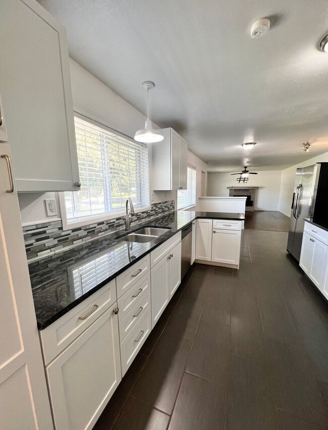 Building Photo - 3 Bedroom, 2 bath house