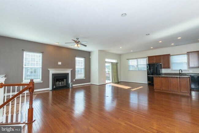 Building Photo - 15 Flag Ct