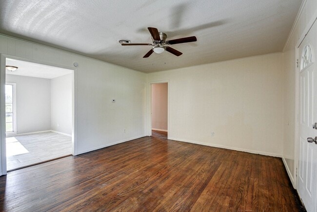 Building Photo - 131 Lakewood Dr