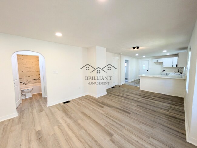 Building Photo - 523 N Alton Ave
