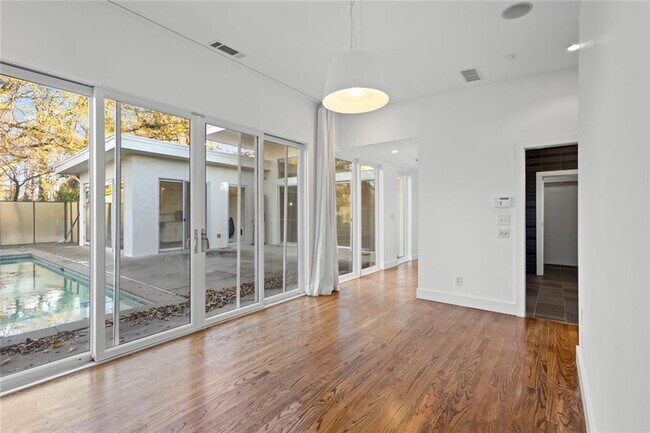 Building Photo - 935 Custer Ave SE