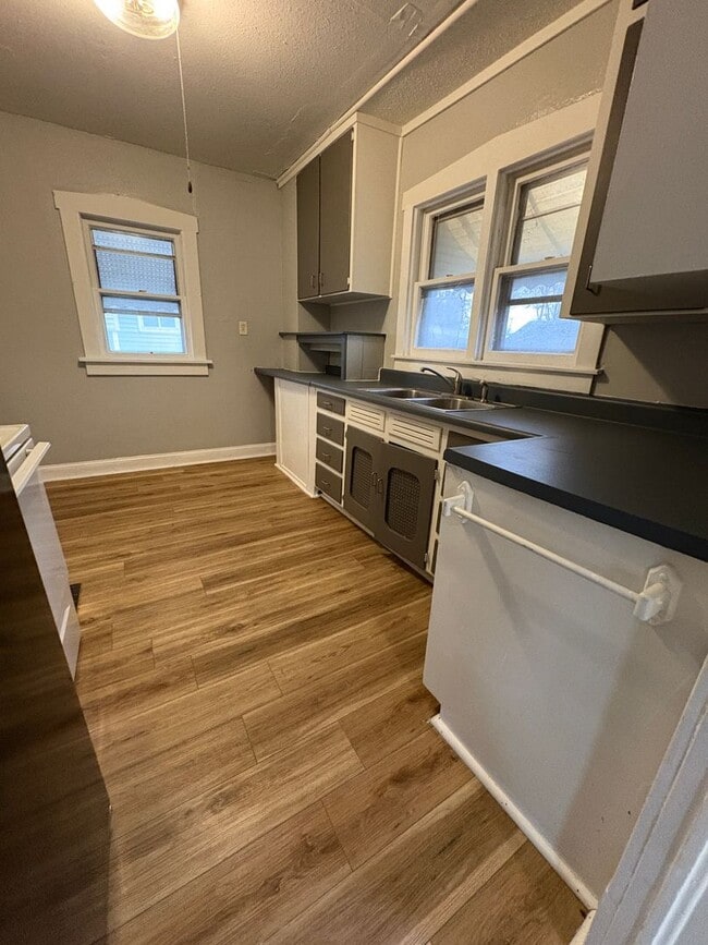 Building Photo - 2 Bed House for Rent! **NO APPLICATION FEES**