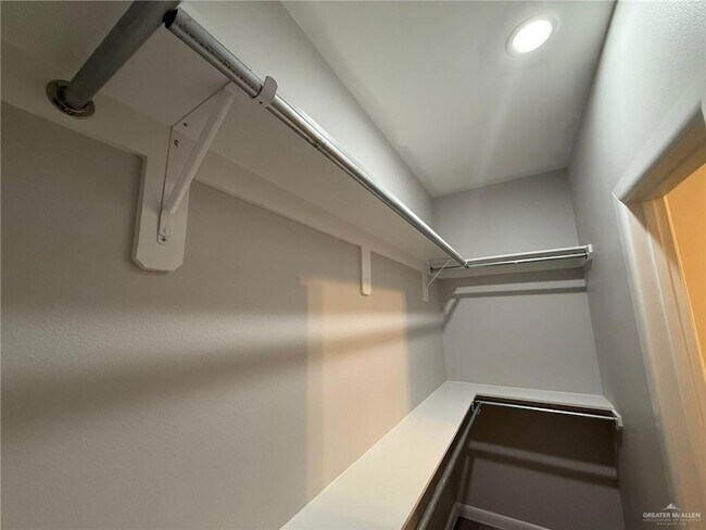 Building Photo - 817 Dove Ave