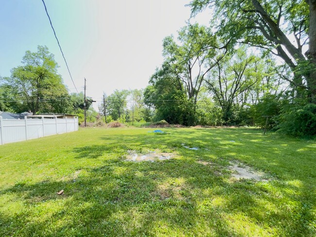 Building Photo - Large Backyard