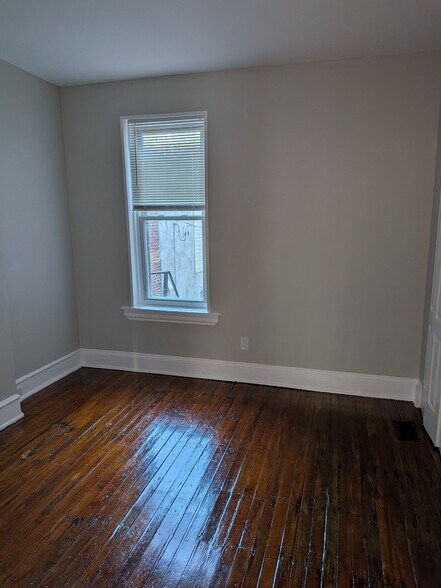 Building Photo - 806 N Van Buren St