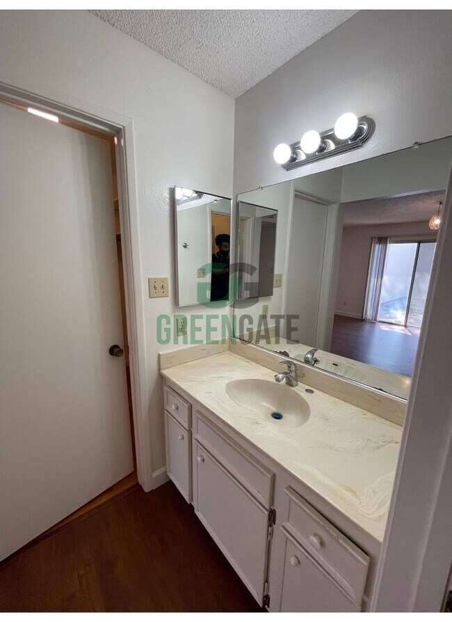 Building Photo - 3 BEDROOM 2 BATH HOME MOVE IN READY IN MOD...
