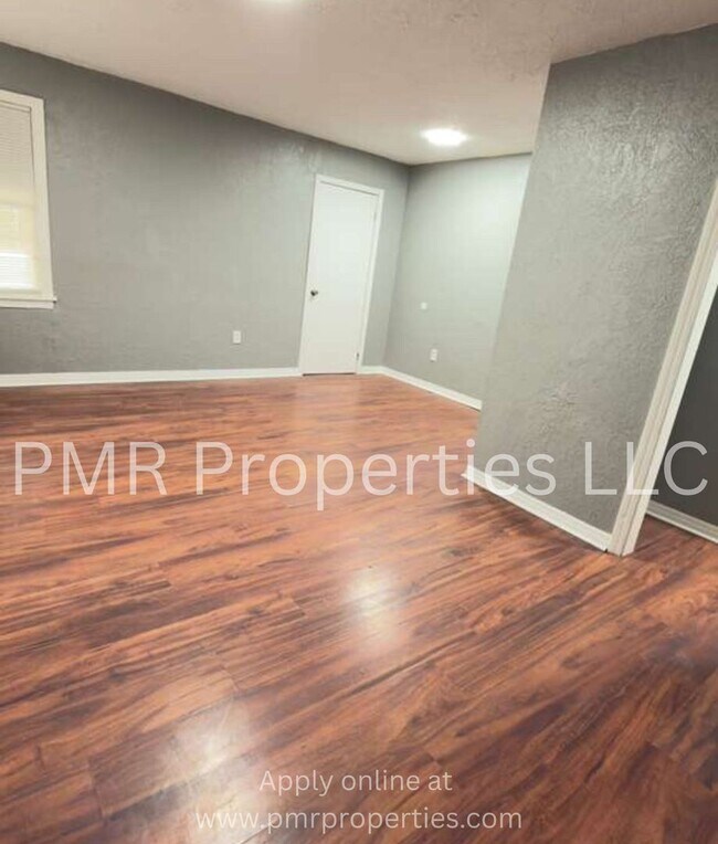 Building Photo - 3 Bedrooms / 1 Bathroom House