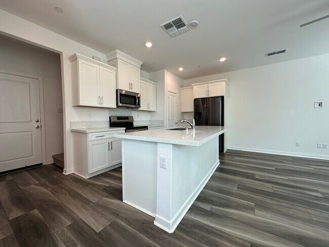 Building Photo - Gorgeous 3 Bedroom 2.5 Bathrooms