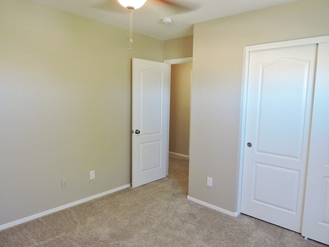 Building Photo - 4 BEDROOM 2 1/2 BATHROOM WITH OFFICE AND LOFT