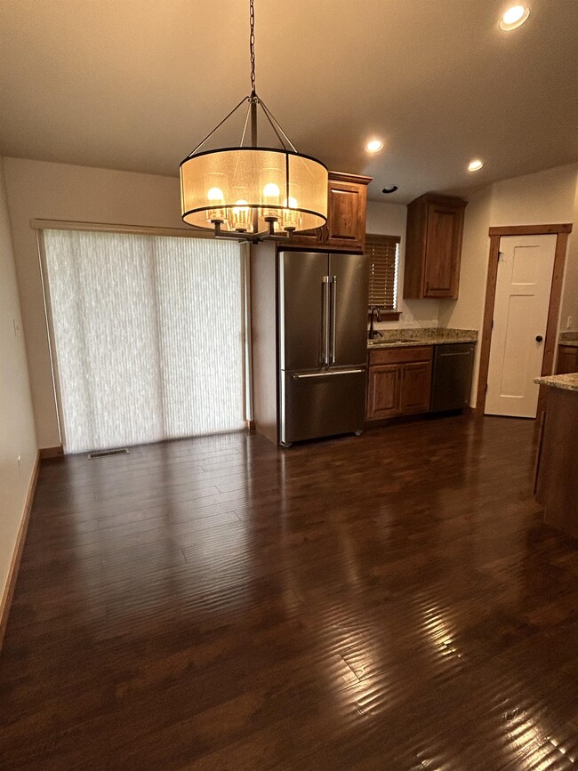 Building Photo - 546 Talon Way