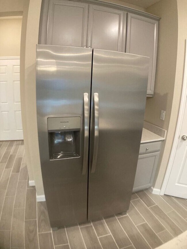 Building Photo - Stylish & Low-Maintenance Living in Oakleaf Community