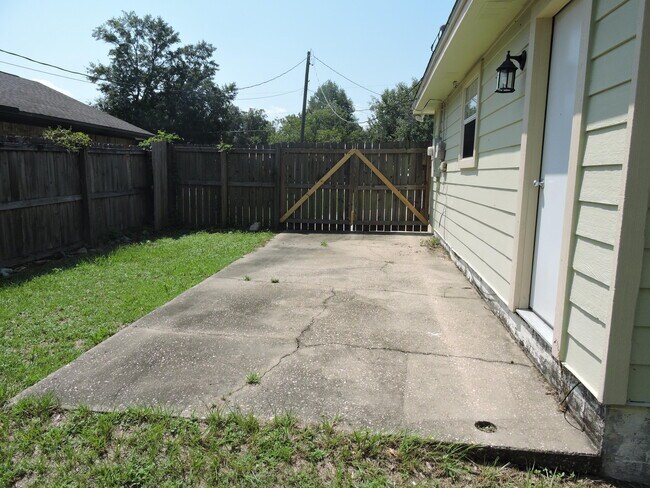 Building Photo - 215 Grand Prix Dr