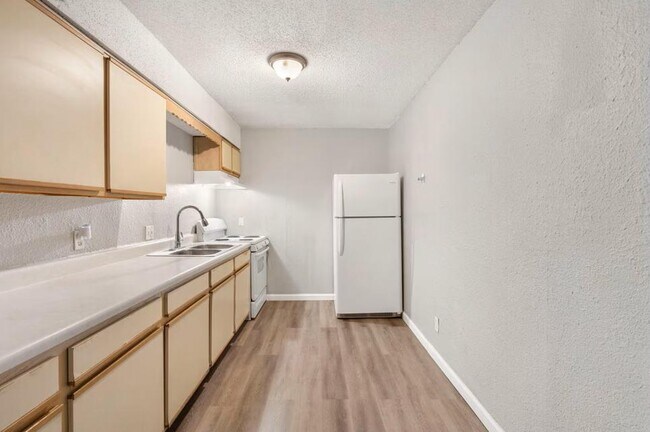 Building Photo - 865 S Douglas Ave