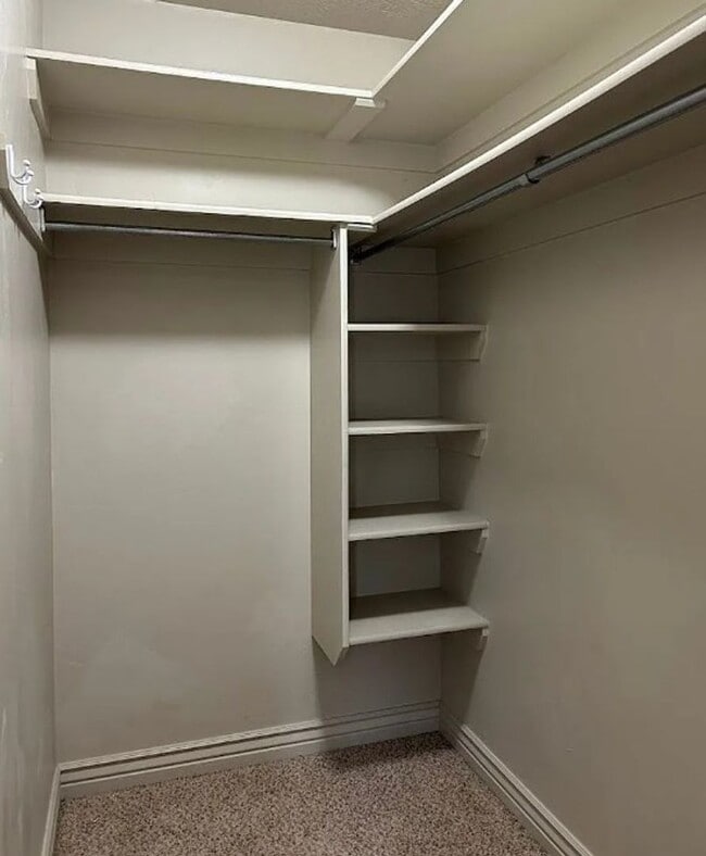 Building Photo - 3 bed 1.5 bath IMMACULATE END-UNIT Townhome in the Meadows