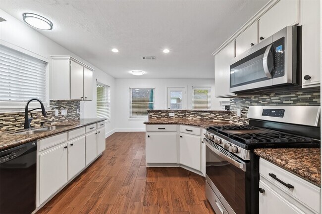 Building Photo - 2018 Village Ct Ln