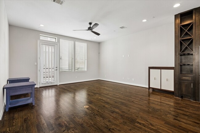 Building Photo - 1613 Crockett St