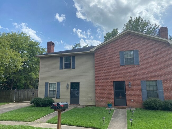Primary Photo - 2/1.5 Townhome For Rent in Ridgeland