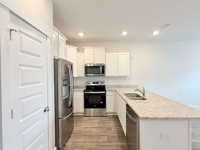 Building Photo - Stunning Townhome - Prime Pensacola Location