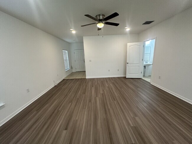 Building Photo - "Beautifully Maintained 3-Bed Townhouse with 2.5 Baths in Lakeland - Spacious 1,676 Sq. Ft.!"