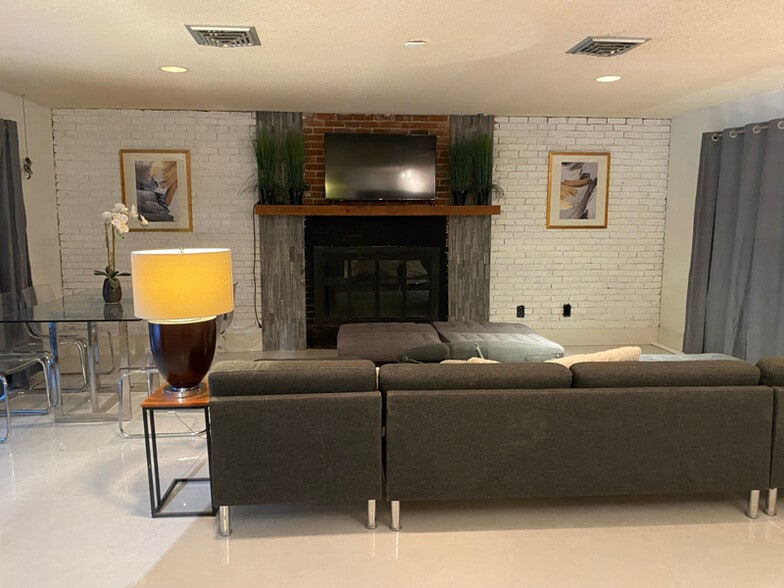 Building Photo - 2156 Wisteria St