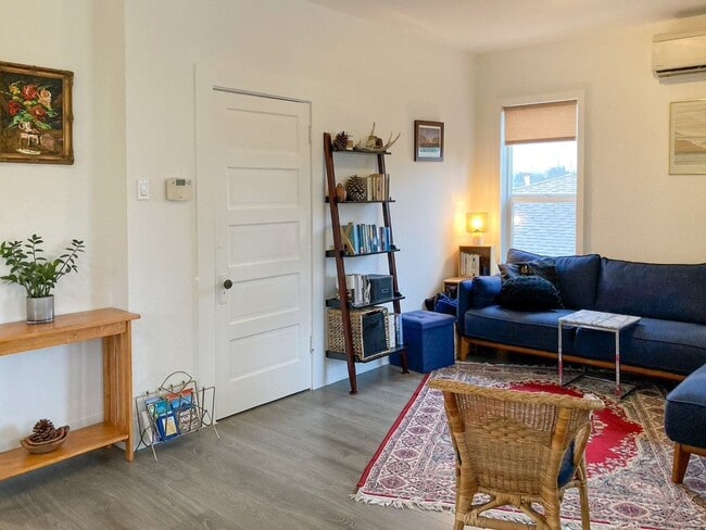Building Photo - 5Bd/2Ba Seattle Home