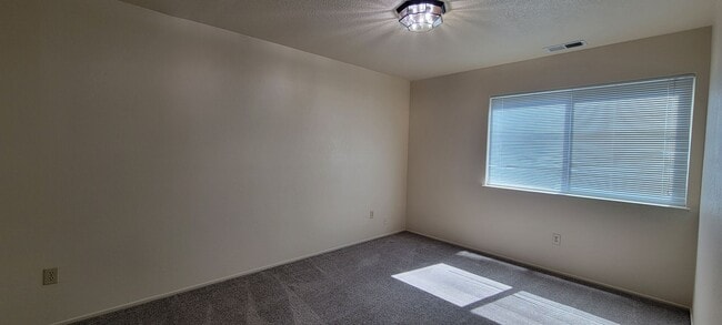 Building Photo - Newly Updated 3 Bdrm 2 Bath House Near Schools and Shopping, Corner of Shasta Pines and Mistletoe