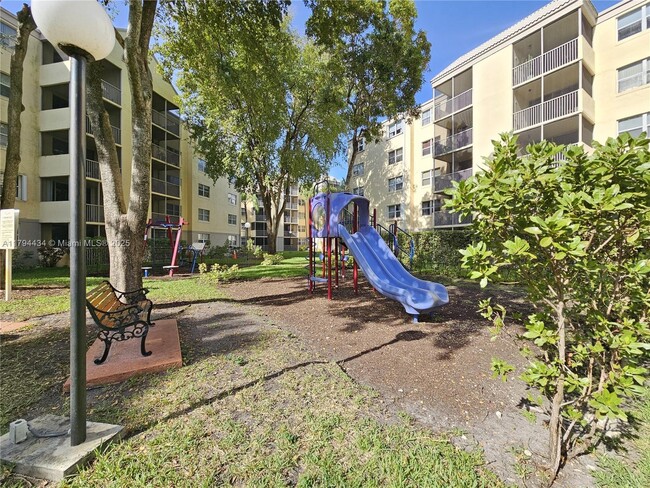 Building Photo - 8120 Geneva Ct