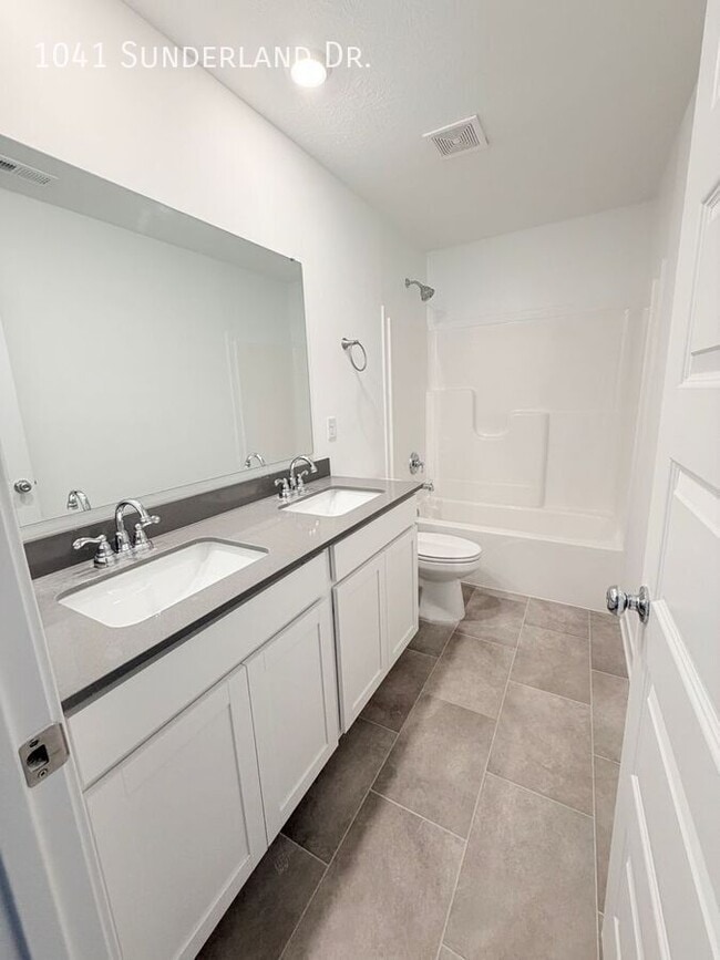 Building Photo - 1041 Sunderland Dr