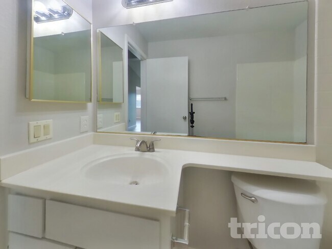 Building Photo - 9411 Aizenberg Cir