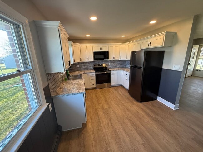 Building Photo - Newly remodeled single-family home