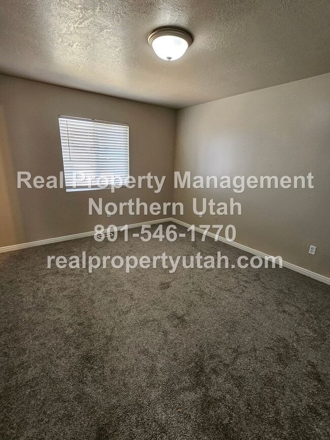 Building Photo - 4 Bedroom 3 Bath Ogden Home Available