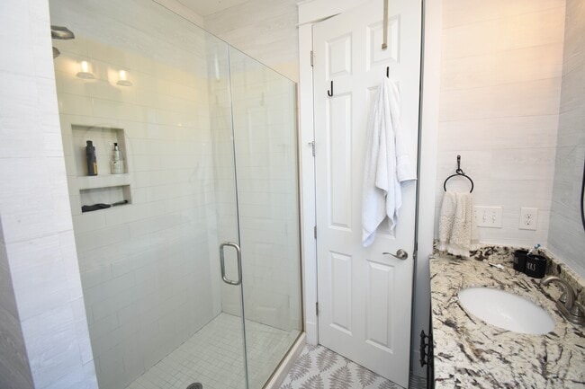 Building Photo - 846 Rosa Cir