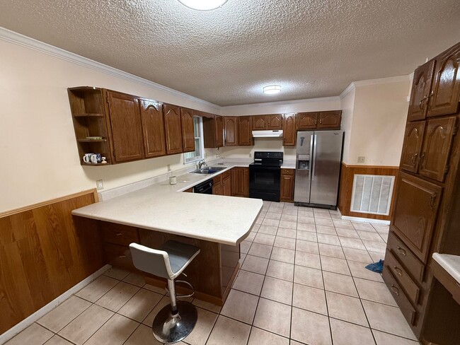 Building Photo - Spacious 4-Bedroom, 3-Bath Home in a Desir...