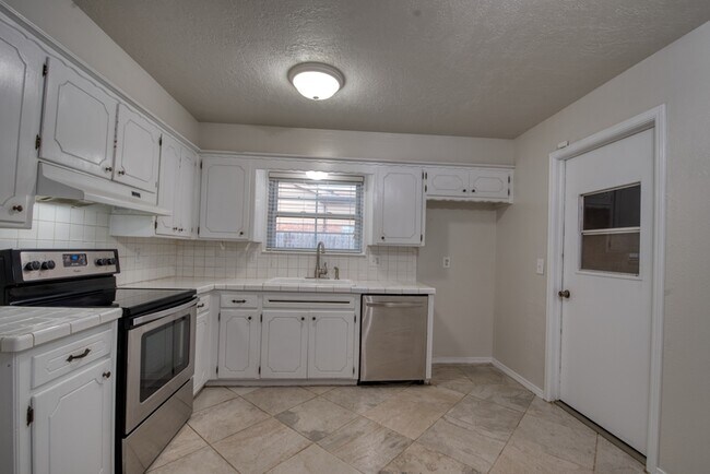 Building Photo - 301 Ellison St